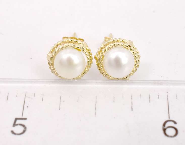 Classic Pearl Earrings in 14KT