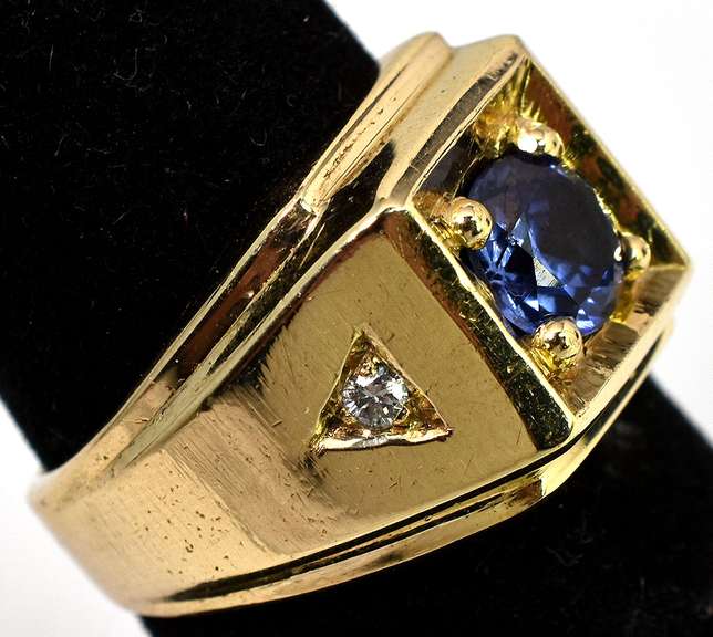 Awesome 0.97CT Sapphire Ring in 14KT Yellow Gold