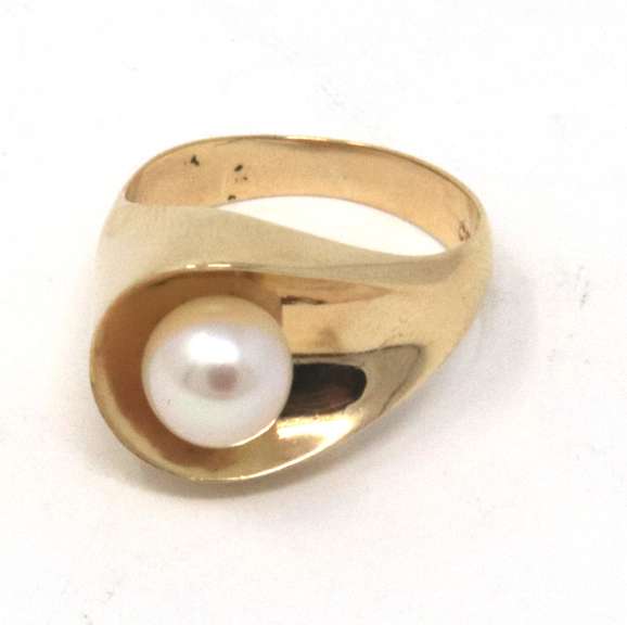 Fantastic Yellow Gold Pearl Ring