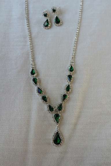 Set Of Emerald Color Fashion Jewelry Neck Lace And Earrings