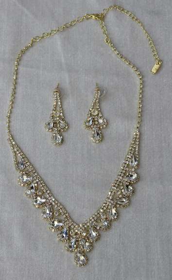 Set Of Fashion Jewelry Neck Lace And Earrings