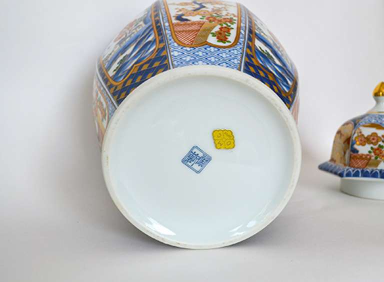 Elegant Porcelain Lidded Ginger Jar Vase from Japan, in White, Blue and Terra-cotta