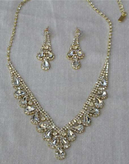 Set Of Fashion Jewelry Neck Lace And Earrings