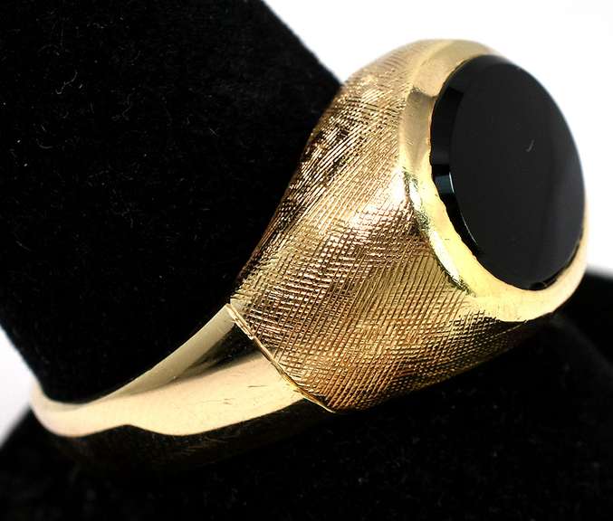 Bold Oval Onyx Ring in 14KT Yellow Gold