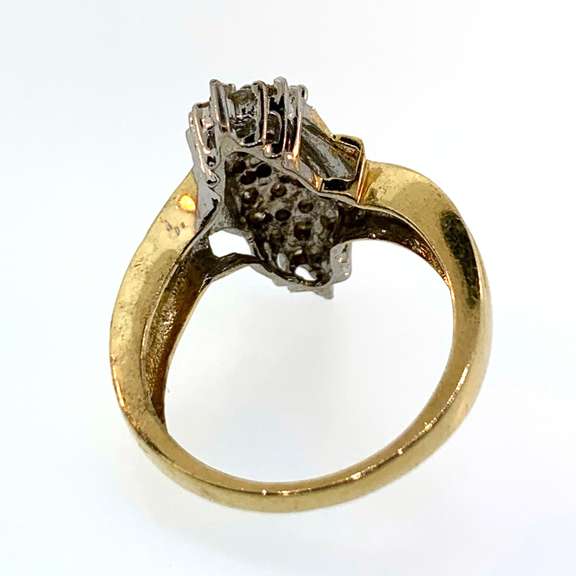 Glittering 10kt Diamond Cluster Ring