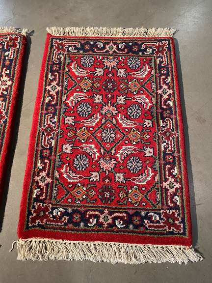 PAIR OF ACCENT RUGS 16"X27"