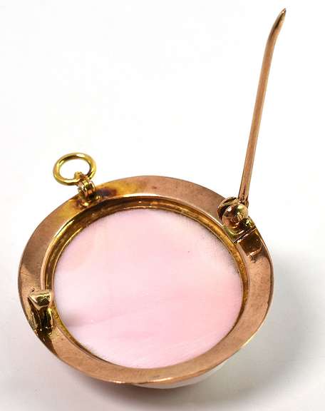 Detailed Vintage Cameo Brooch in Yellow Gold