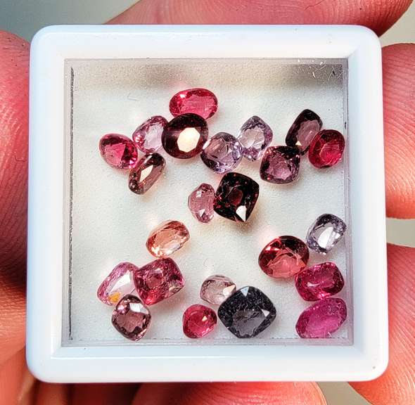 Fiery 23pc set of fancy color natural Spinels weighing 6 carats