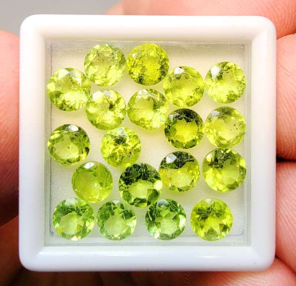 Glittering 19 piece Peridot set weighing 10cts