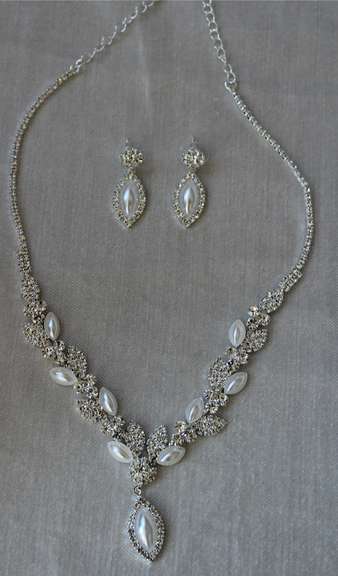 Set Of Fashion Jewelry Neck Lace And Earrings