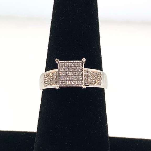 Striking 14kt White Gold diamond Ring
