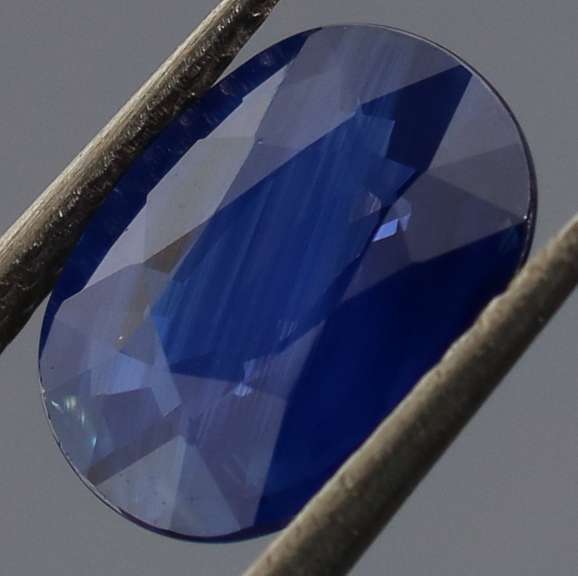 TOP BLUE! Heated only 1.57ct Ceylon Sapphire