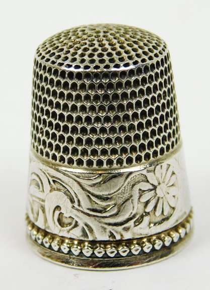 Antique Sterling Daisy & Scrolls Thimble