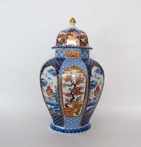 Elegant Porcelain Lidded Ginger Jar Vase from Japan, in White, Blue and Terra-cotta