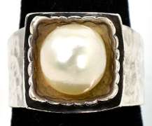 Fashionable Hammered Pearl Ring in Sterling Silver