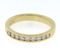 Elegant Diamond Wedding Band in 18kt