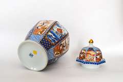 Elegant Porcelain Lidded Ginger Jar Vase from Japan, in White, Blue and Terra-cotta