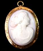 Detailed Vintage Cameo Brooch in Yellow Gold