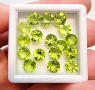 Glittering 17 piece Peridot set weighing 8.65cts