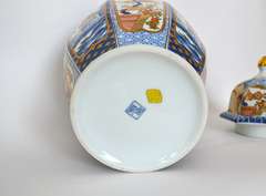 Elegant Porcelain Lidded Ginger Jar Vase from Japan, in White, Blue and Terra-cotta