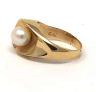Fantastic Yellow Gold Pearl Ring
