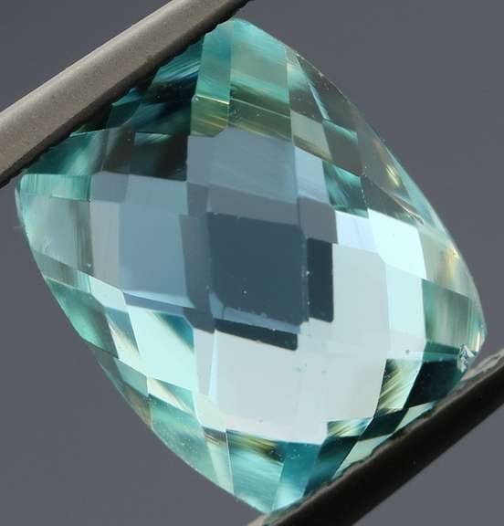 Double checker cut! 3.96ct sea blue Topaz