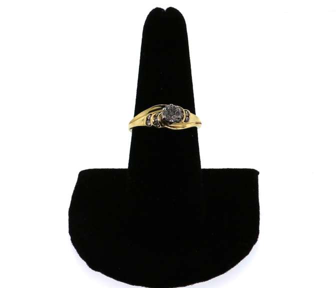 Round Diamond Cluster Ring with 14k Gold