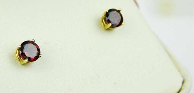 14K Round Red Garnet Stud Earrings