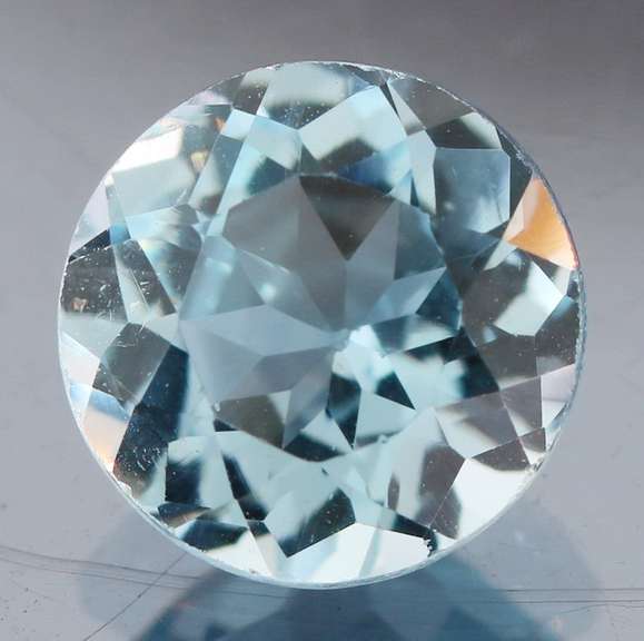 Glittering 3.16ct 9mm Sky blue Topaz solitaire