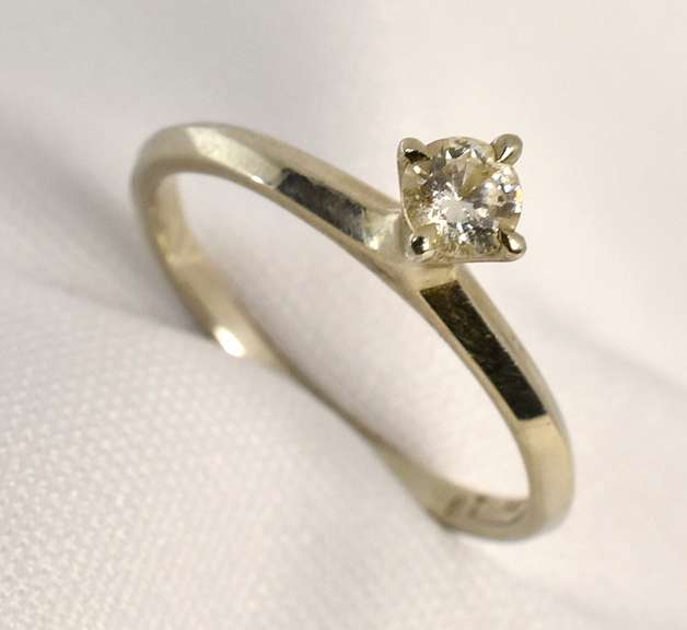 Sweet 18k WG Engagement Ring