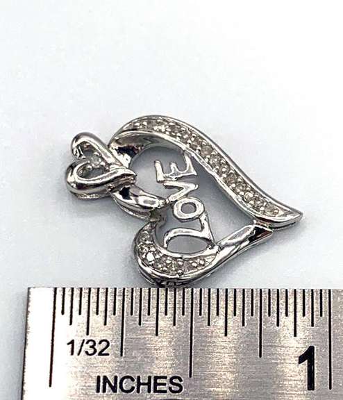10k white gold diamond heart shaped pendant