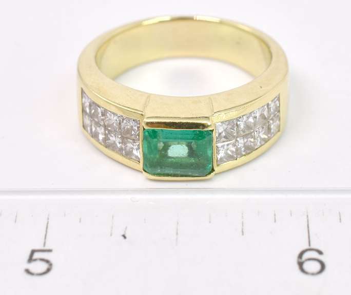 Brilliant Emerald and Diamond Ring in 18K Yellow Gold