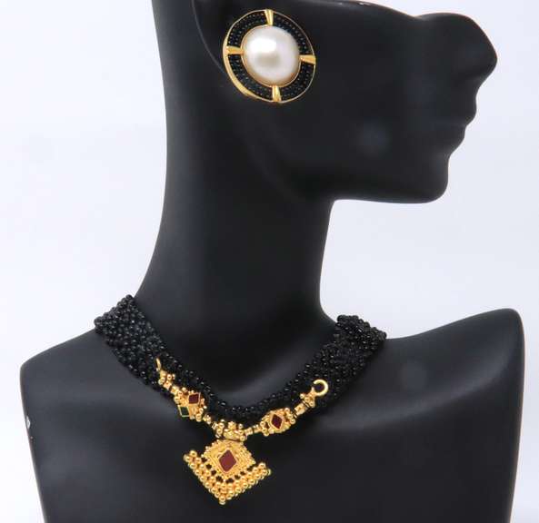 Fantastic 22kt Yellow Gold Black Onyx and Pearl Choker Necklaece w Matching Earrings