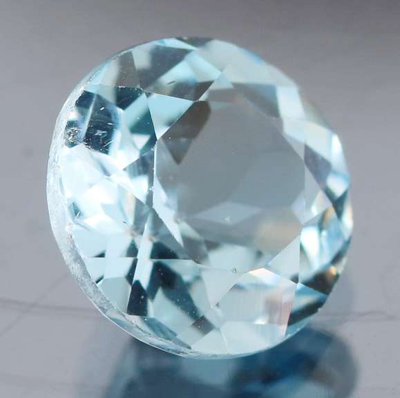 Glittering 3.16ct 9mm Sky blue Topaz solitaire
