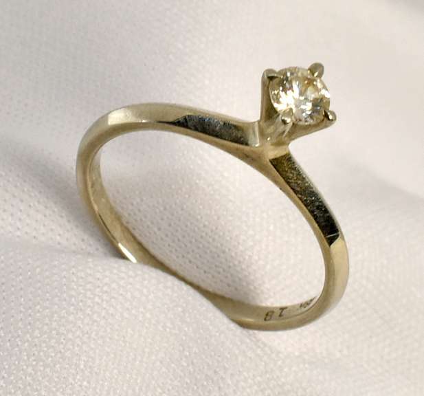 Sweet 18k WG Engagement Ring