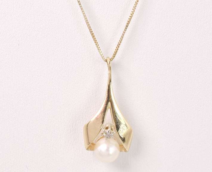 Precious Pearl and Diamond Pendant Necklace in 14K Yellow Gold