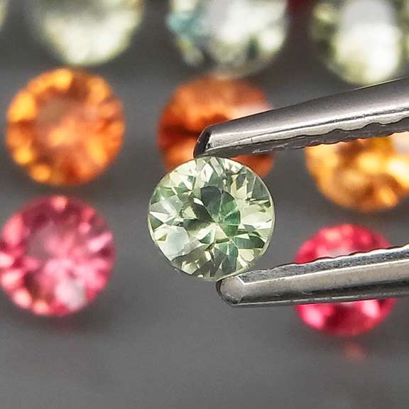 Glittering 35 piece 4.62ct fancy color Sapphire set