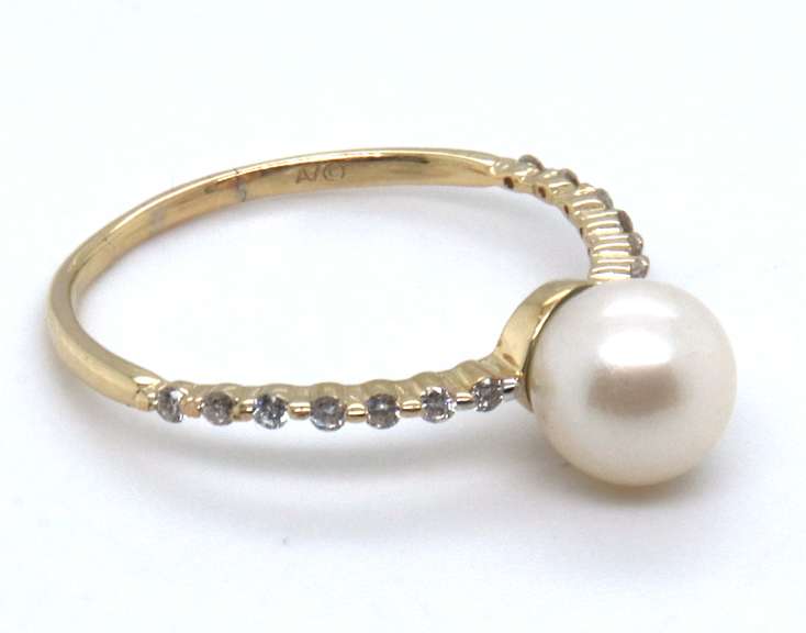 Elegant Yellow Gold Pearl and Diamond Ring