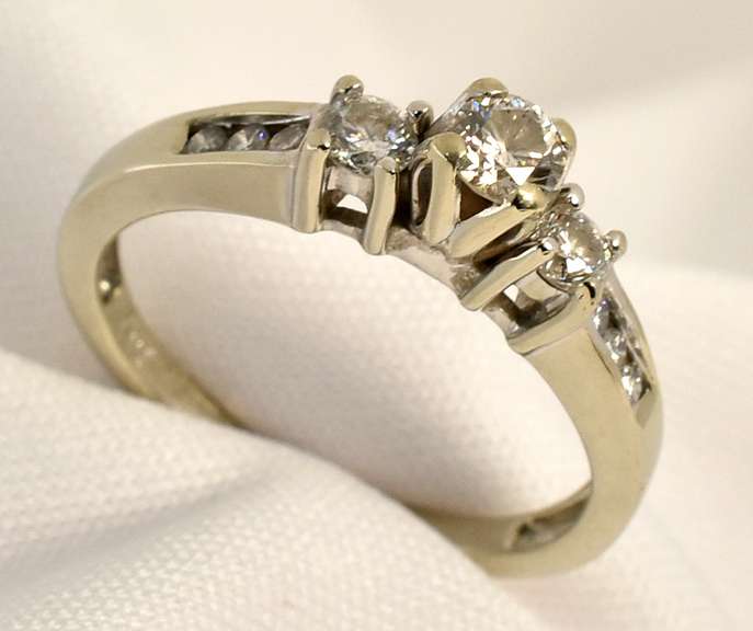 Sweet 3 Diamond Ring