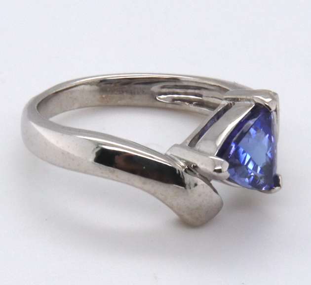 Incredible 18kt Tanzanite and Baguette Diamond Ring
