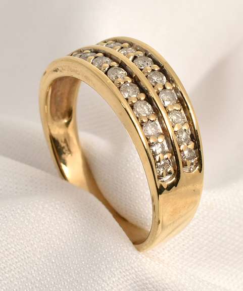 Band with 2 Rows of Diamonds
