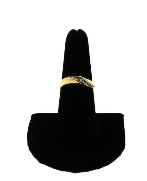 Beautiful 14k Gold Ring with Centerpiece Diamond