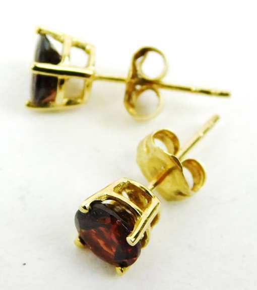 14K Round Red Garnet Stud Earrings