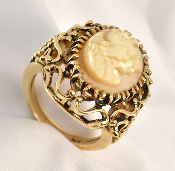 Unusual Vintage Mother of Pearl Cameo Ring