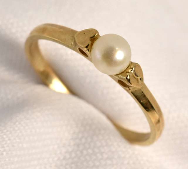 Cute Little Pearl Ring