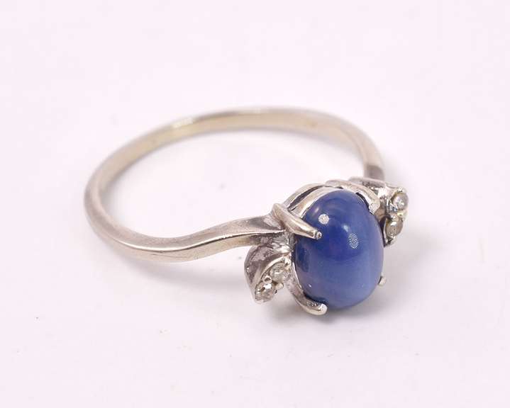Stunning Star Sapphire Ring in White Gold