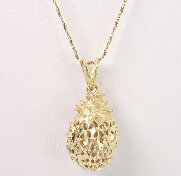 Delicate Pineapple Pendant Necklace in 14K Yellow Gold