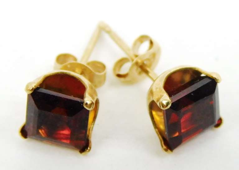 14K Gold 5MM Garnet Stud Earrings