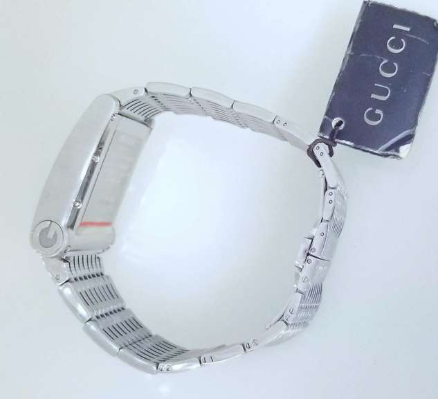 Gucci men's wristwatch 8600M Automatic Swiss Made NEW with tags box and papers