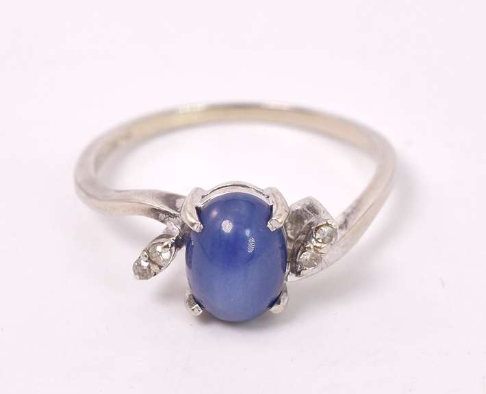 Stunning Star Sapphire Ring in White Gold
